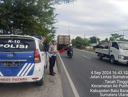 Sat Lantas Polres Batu Bara Kibas Bendera di Lokasi Rawan Laka MenCegah Aksi Kejahatan Jalanan.