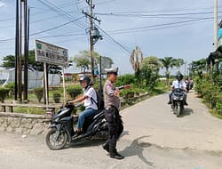 Polisi Lantas Atur Lalin di Rawan Laka & Persimpangan.
