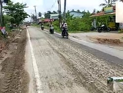Material Base Course Pelebaran Jalan Berserakan di Badan Jalan.