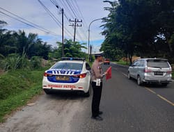 Personel Polantas Polres Batu Bara Kibas Bendera di Jalinsum.