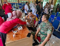 Kapolres Batu Bara Donor Darah di HUT TNI Ke-79.