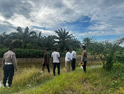 Menangkul Ikan : Polsek Indrapura Temukan Mayat di Parit Pembuangan RSU.