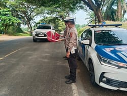 Polantas Lima Puluh Patroli Kibas Bendera Sore Hari di Jalinsum.