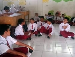 Waw,, Siswa SDN UPT-19 Sumber Padi Batu Bara Belajar di Lantai.