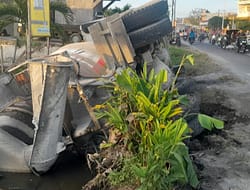 Truk Hino PT. MSN Muatan Cor Beton Terbalik di Parit Jalinsum Labuhan Ruku.
