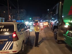 10 Personel Polantas Polres Batu Bara Patroli Blue Light di Titik Macet & Laka.