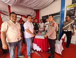 Kasat Narkoba Polres Batu Bara Berikan Paket Minuman ke Personel Pos Pam.