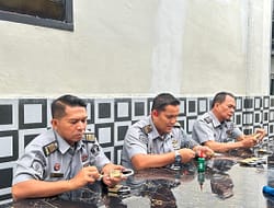 Ka. KPLP Lapas Labuhan Ruku Lakukan Rotasi & Perawatan Gembok Sel Napi.