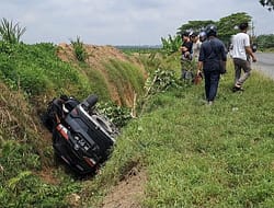Kecapean Stir Mobil, Mini Bus R4 Oleng Ke Parit di Batu Bara.