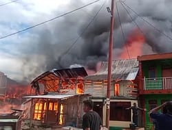 Cas Handphone Memicu Rumah di Balige Dilalap Sijago Merah.
