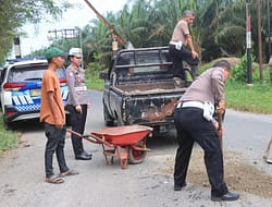Sat Lantas Polres Batu Bara Tutupi Jalan Berlubang Mencegah Laka.