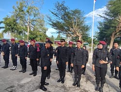 Apel Pagi di Lapas Labuhan Ruku: Kalapas Lakukan Pemeriksaan Kerapian Petugas.