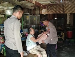 Kasat Binmas Salurkan Bantuan Sembako Kepada Kaum Dhuafa.
