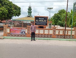 Personil Polsek Lima Puluh Pengaman Sholat Jum’at Mencegah 3C di Lokasi Parkir.