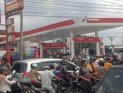 Antri Berhari Hari. Masyarakat Kota Subulussalam : Terus Berjuang Hadapi Kelangkahan BBM.