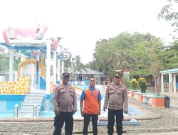 Personil Polsek Indrapura Pengaman di Wisata Dogi Park Water Boom.