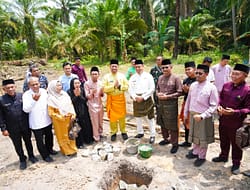 Pembangunan Rumah Tahfiz di Desa Pulau Sejuk Bupati Letakkan Batu Pertama.