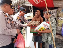 Kapolsek Labuhan Ruku Gelar Jum’at Berkah Kepada Kaum Dhufa di Indrayaman.
