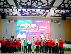 Hadiri Penutupan KKNT FH UNA, Bupati Baharuddin Tekankan Pentingnya Kesadaran Hukum dan Generasi Muda Produktif