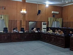 Rapat Panitia Khusus (Pansus) Plasma Perkebunan DPRD Kabupaten Batu Bara mendapat sorotan setelah hanya tiga dari 15 anggota pansus yang hadir dalam rapat
