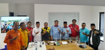 Foto: Tim Pemenangan ADIL menggelar deklarasi kemenangan paslon 02 di Posko Aci Center, Kelurahan Petapahan, Jalan Medan-Lubuk Pakam, Sabtu (30/11/2024) sore.